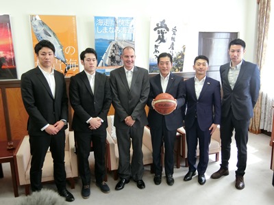 5月15日（火曜日）愛媛オレンジバイキングス選手・ヘッドコーチらの訪問（県庁）の画像