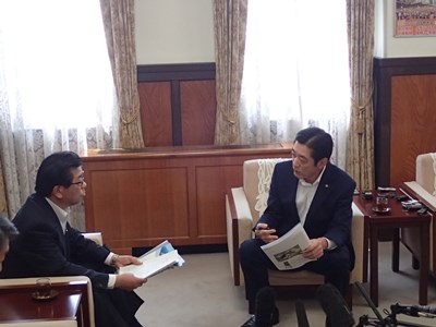 5月25日（金曜日）四国電力社長らの訪問（使用済燃料乾式貯蔵施設の設置に関する報告）（県庁）の画像