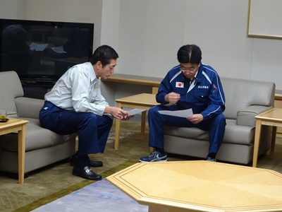 7月14日（土曜日）加藤厚生労働大臣と会談（松山空港）の画像