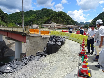 8月13日（月曜日）平成30年7月豪雨災害に係る被災地視察（大洲市肱川町宇和川）の画像2