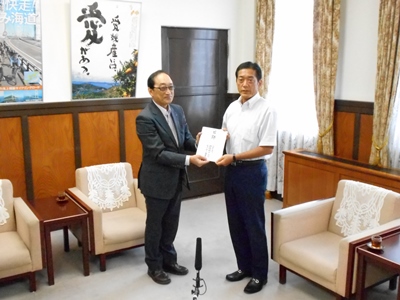 8月23日（木曜日）24時間テレビチャリティー委員会からの災害義援金贈呈式（県庁）の画像
