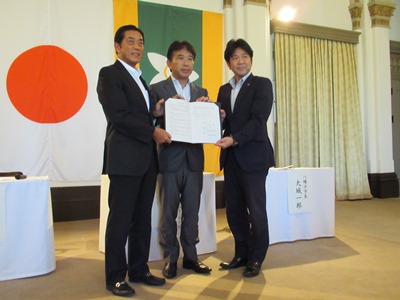 9月5日（水曜日）八幡浜市と株式会社ベネフィット・ワンとの「八幡浜サテライトオフィス」開設に係る立地協定書調印式（県庁）の画像