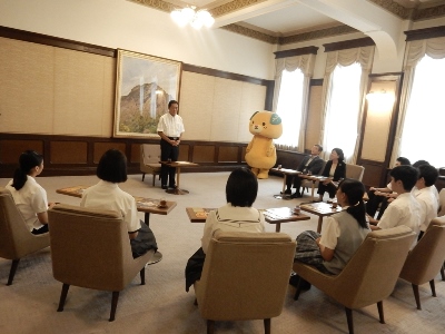 9月10日（月曜日）えひめ高校生ハワイ派遣事業に参加の県内高校生らの訪問（県庁）の画像
