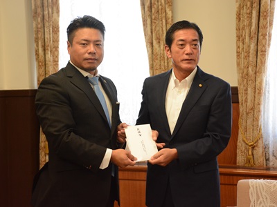 10月9日（火曜日）株式会社福島県民球団福島ホープス監督　岩村明憲氏からの災害義援金贈呈式（県庁）の画像
