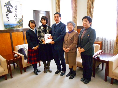 2月12日（火曜日）国際ソロプチミスト新居浜みなみからの災害義援金贈呈式（県庁）の画像