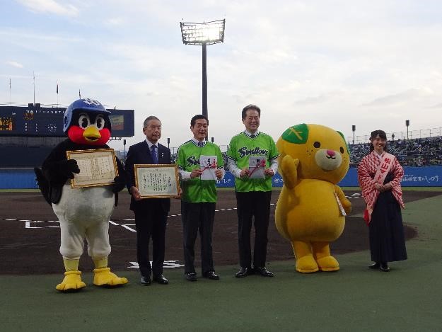 4月16日（火曜日）東京ヤクルトスワローズ対阪神タイガース公式戦（株式会社ヤクルト球団からの寄附贈呈式）（松山市）の画像
