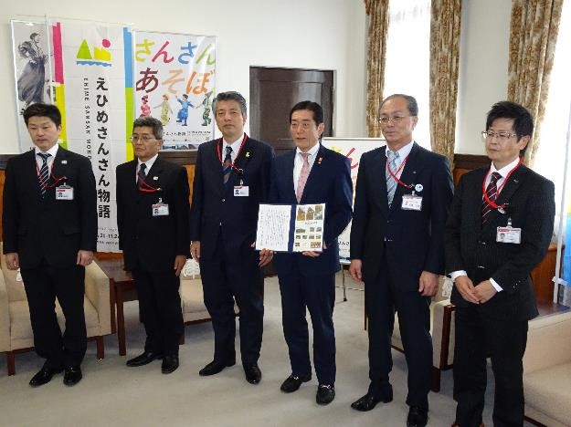 4月17日（水曜日）日本郵便株式会社四国支社からの「えひめさんさん物語」オリジナルフレーム切手贈呈式（県庁）の画像