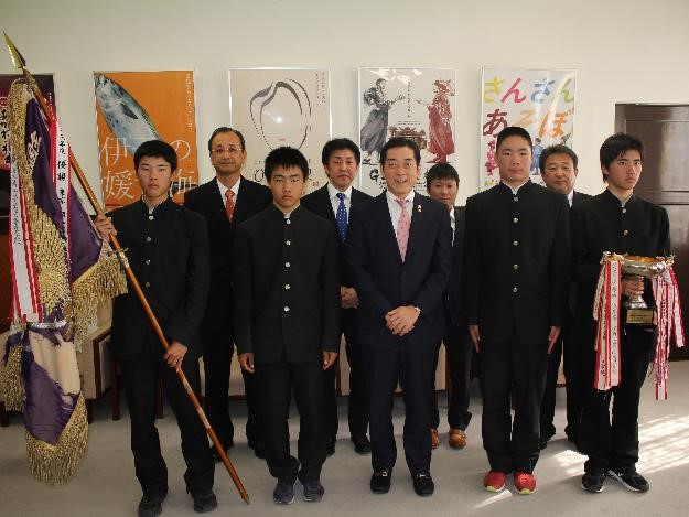 4月17日（水曜日）愛媛県自転車競技連盟会長、松山城南高等学校生徒らの訪問（県庁）の画像