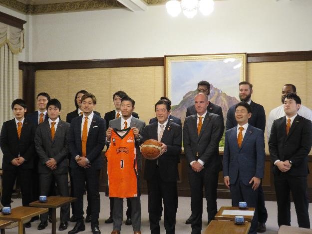 4月24日（水曜日）愛媛オレンジバイキングス選手・ヘッドコーチらの訪問（県庁）の画像