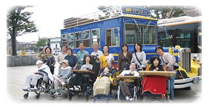 重症心身障害児(者)通園事業利用者、マドンナバスの前での集合写真