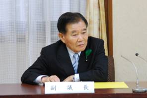 記者会見を行う竹田副議長の画像