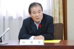 記者会見する竹田副議長の画像