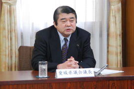 記者会見を行う寺井議長の画像