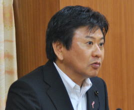 記者会見を行う岡田議長の画像