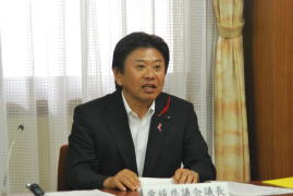記者会見を行う岡田議長の画像