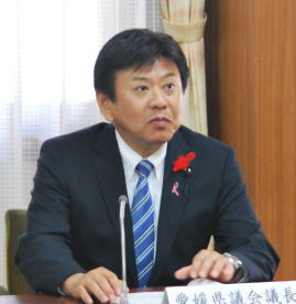 記者会見を行う岡田議長の画像