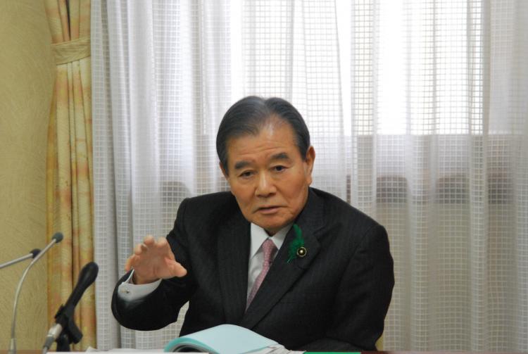 記者会見を行う竹田議長の画像