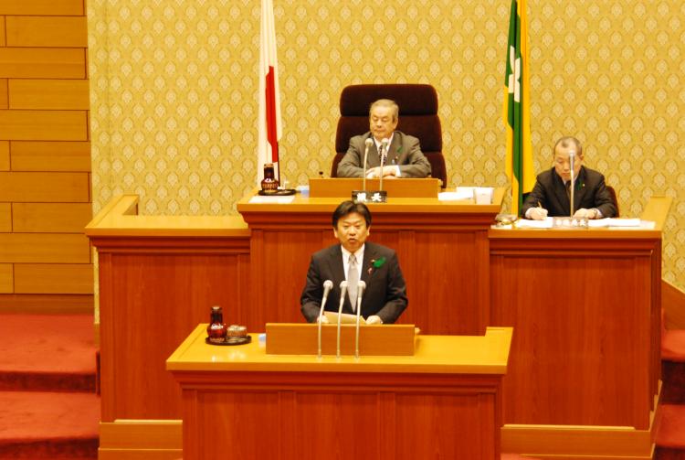 記者会見を行う西原議長