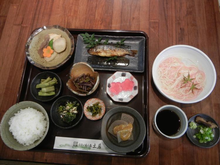 食事は近くの「うまいもん屋土居」で食べられます。山菜や川魚を使った料理が好評です。