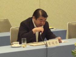 審議を行う愛媛県議会議長の画像