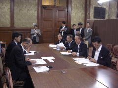 民主党陳情要請対応本部　鈴木克昌筆頭副幹事長に要請