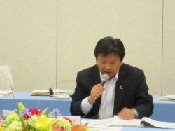 審議を行う愛媛県議会議長の画像