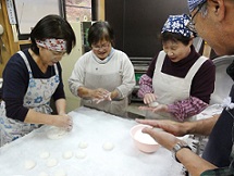 きれいに丸めて、手作りの餡や漬物などと一緒にいろいろな食べ方を楽しめます