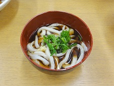 とべ陶街道名物たらいうどんの出汁でお召し上がりください