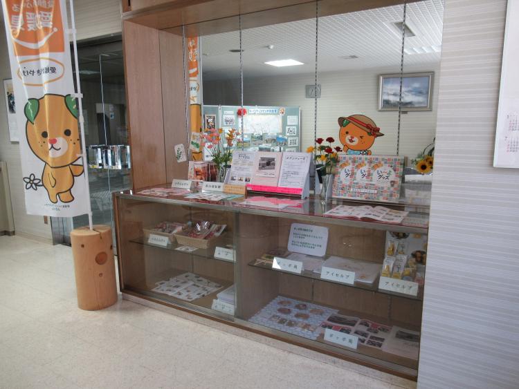 管内市町の県産品等を展示している写真