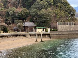 八幡浜市＿干潮時の厳島神社