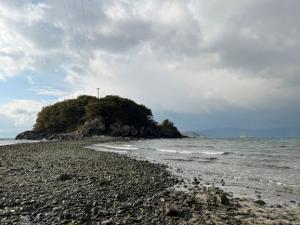 八幡浜市＿干潮時のねずみ島