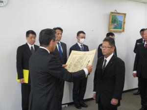 池田工業株式会社四国支店　次長兼総務課長が表彰状を受け取られている様子です。