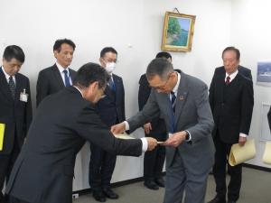 株式会社建設マネジメント四国松山営業所　所長が表彰状を受け取られている様子です