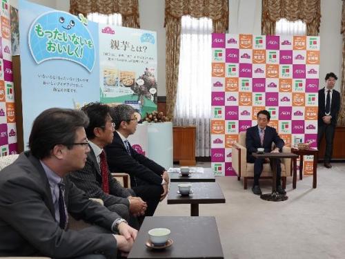 4月2日（火曜日）大手スーパーほかの訪問（県産さといもを使用した新商品の発売報告）（県庁）