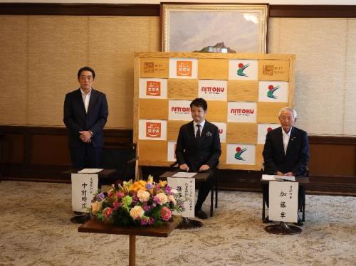 5月17日（金曜日）NITTOKU株式会社及び東温市との新製造拠点開設に係る立地協定書調印式（県庁）