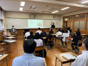 松山商業高等学校の生徒の皆さんの前で講義する労働委員会委員
