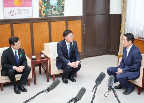 4月28日（月曜日）今治市林野火災跡地の復旧に関する今治市長・西条市長からの要望（県庁）