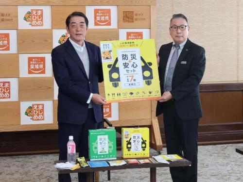 4月8日（火曜日）車載用防災キット贈呈式（県庁）