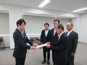 要望書を手交する明比会長