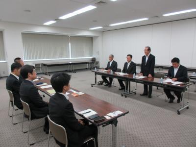 挨拶する明比会長