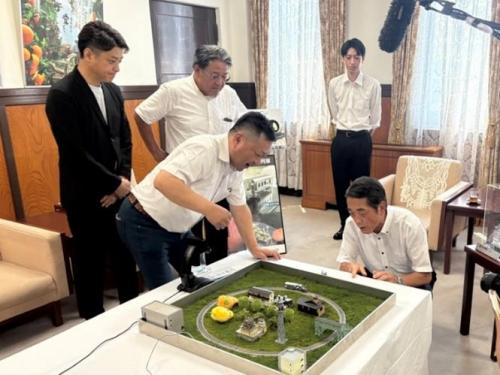 7月31日（木曜日）精密部品加工会社、玩具等販売会社の訪問(「1/100スケール坊っちゃん列車」の製作及び展示報告)（県庁）
