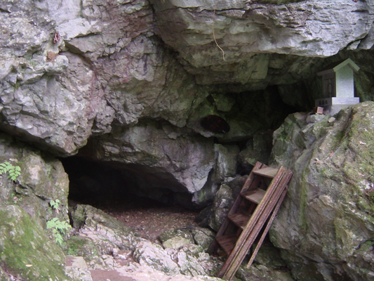 小屋の羅漢穴の画像1