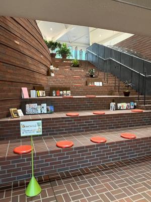 多摩市立図書館展示の写真
