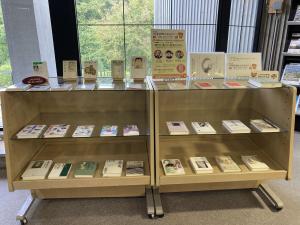 島根県立図書館展示の写真