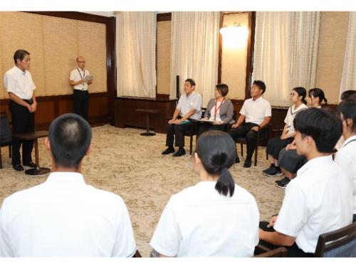 9月12日(金曜日)えひめ高校生ハワイ派遣事業に参加の県内高校生らの訪問(県庁)
