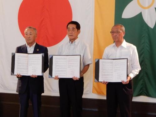 9月24日(水曜日)公益社団法人愛媛県浄化槽協会、一般社団法人愛媛県環境保全協会との災害時における浄化槽等の応急・復旧支援活動に関する協力協定締結式(県庁)