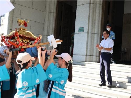 10月6日(月曜日)地域の子ども神輿等の訪問(県庁玄関前)