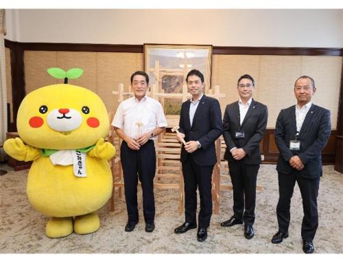 10月9日(木曜日)県産材を使用した木製玩具贈呈式(県庁)