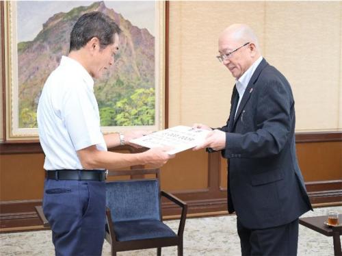 10月15日(水曜日)紫電改展示館への寄附に対する感謝状贈呈式(県庁)