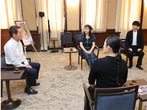 10月21日(火曜日)坊っちゃん劇場ミュージカル「新 鶴姫伝説~鎧に白い花を~」出演者らの訪問(県庁)